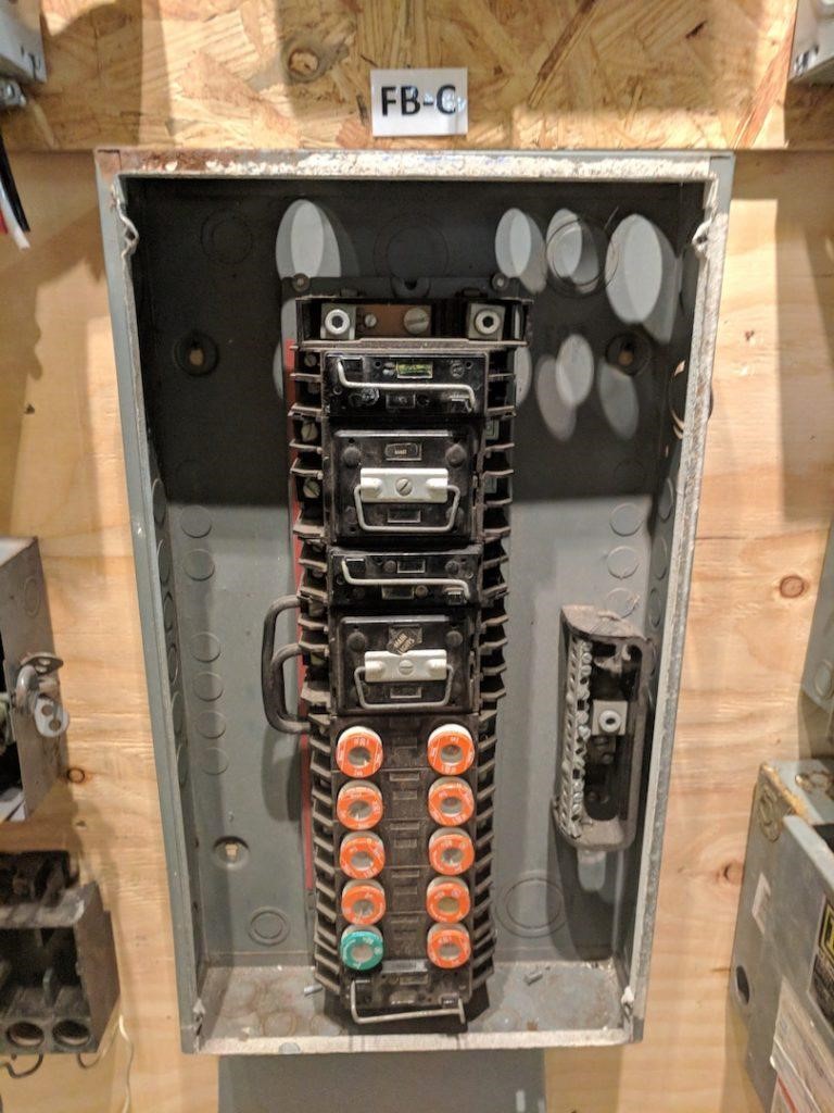 fuse box vs circuit breaker